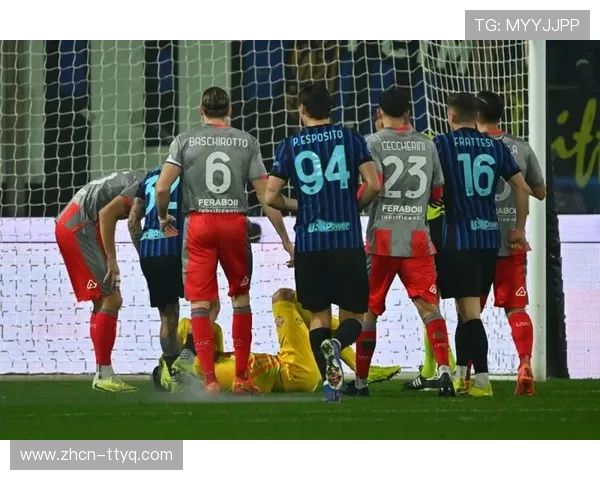 烟火干扰克雷莫纳门将奥代罗，比赛暂停后安全恢复